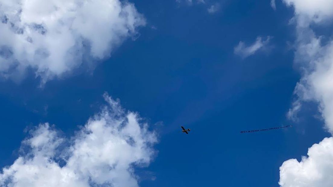 Vliegtuigje sleept tekst "Rest in peace angel Helena Boyaci" de wolken in