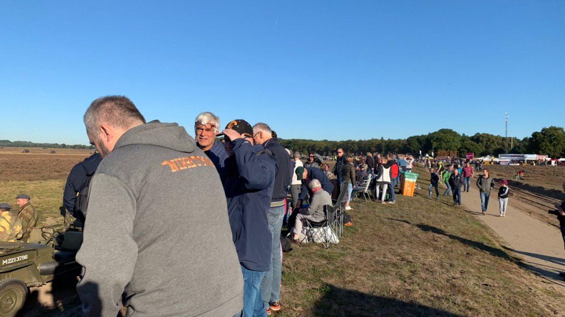 De politie roept op om niet meer met de auto naar Ede te komen. Door de vele belangstelling voor de luchtlanding op de Ginkelse Heide zijn de toegangswegen helemaal vol.