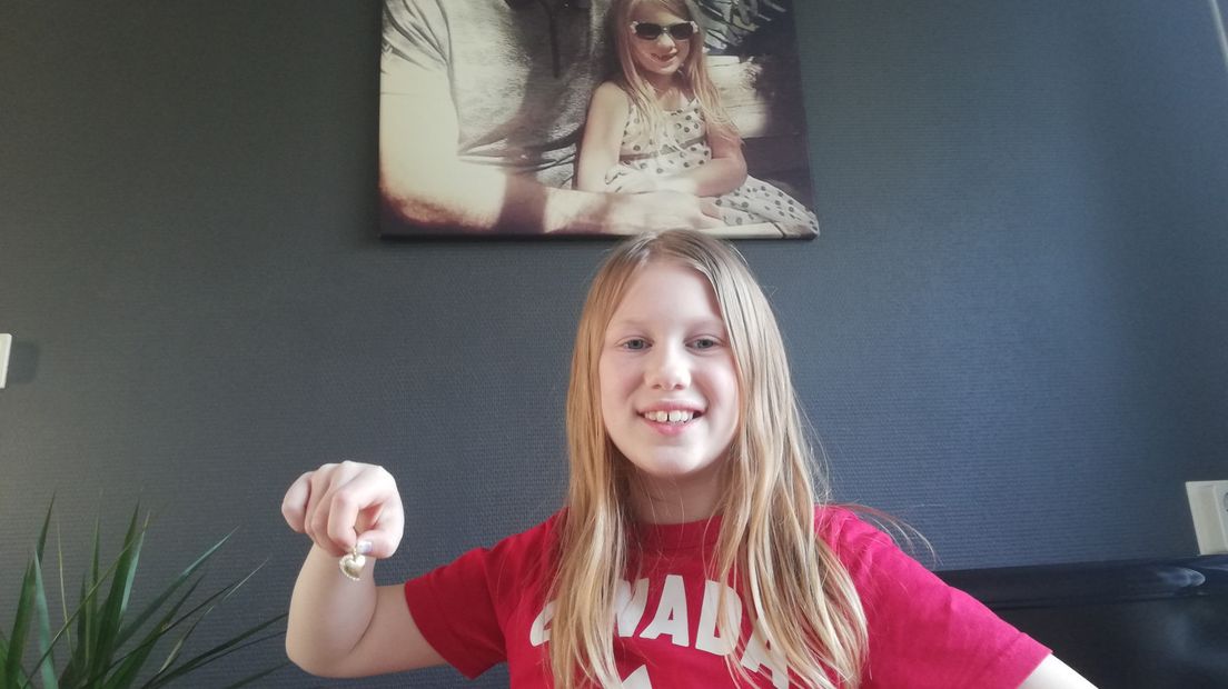 Verloren gewaand hangertje van Esmee teruggevonden