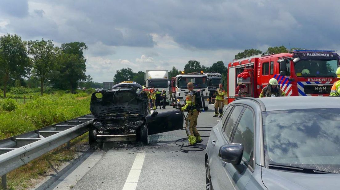 Een auto op de N18 vatte vlam na een aanrijding.