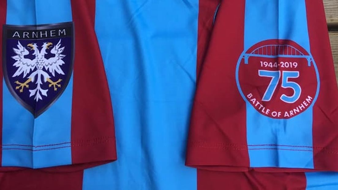 Een wapen van Arnhem en logo 75 jaar Slag om Arnhem - Foto Gerry Delaney