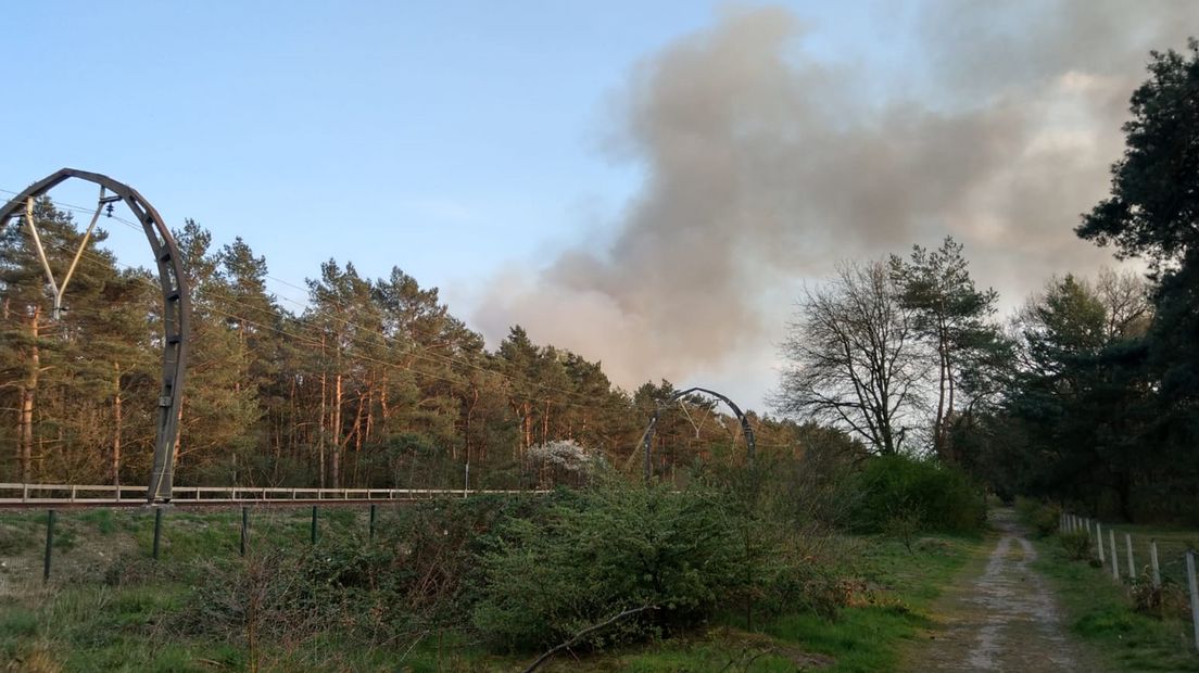 Rookwolken zijn in de omgeving te zien