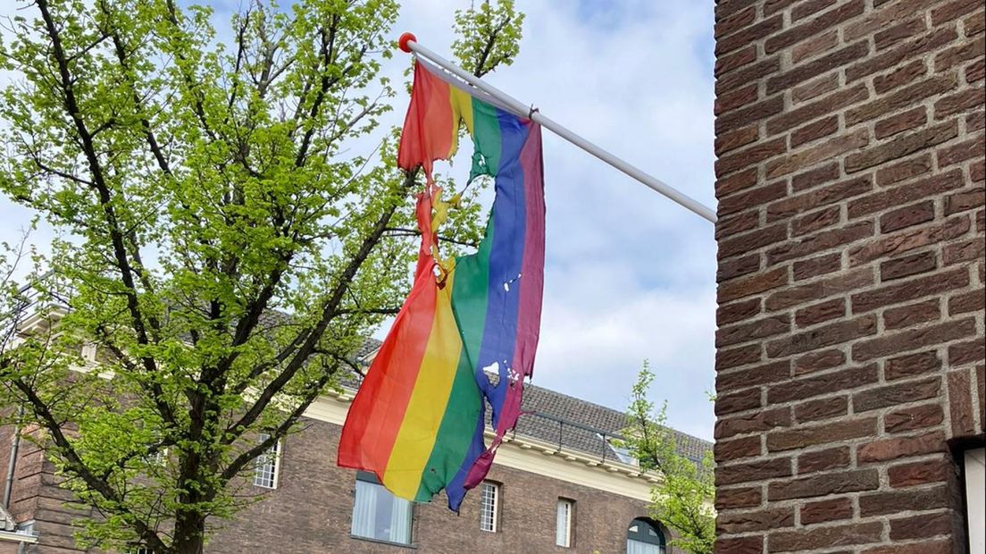 Regenboogvlag in Delft verbrand