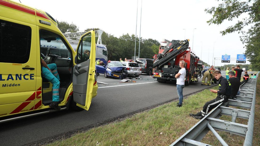 Het verkeer had dinsdagmiddag ruim twee uur vertraging op de A50. Bij knooppunt Grijsoord vond aan het begin van de avondspits een ongeluk met vier voertuigen plaats.