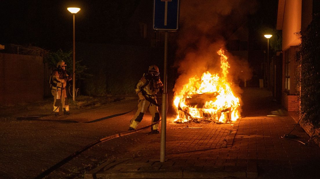 Deventenaar ziet zijn auto in vlammen opgaan: "Waarschijnlijk brandstichting"