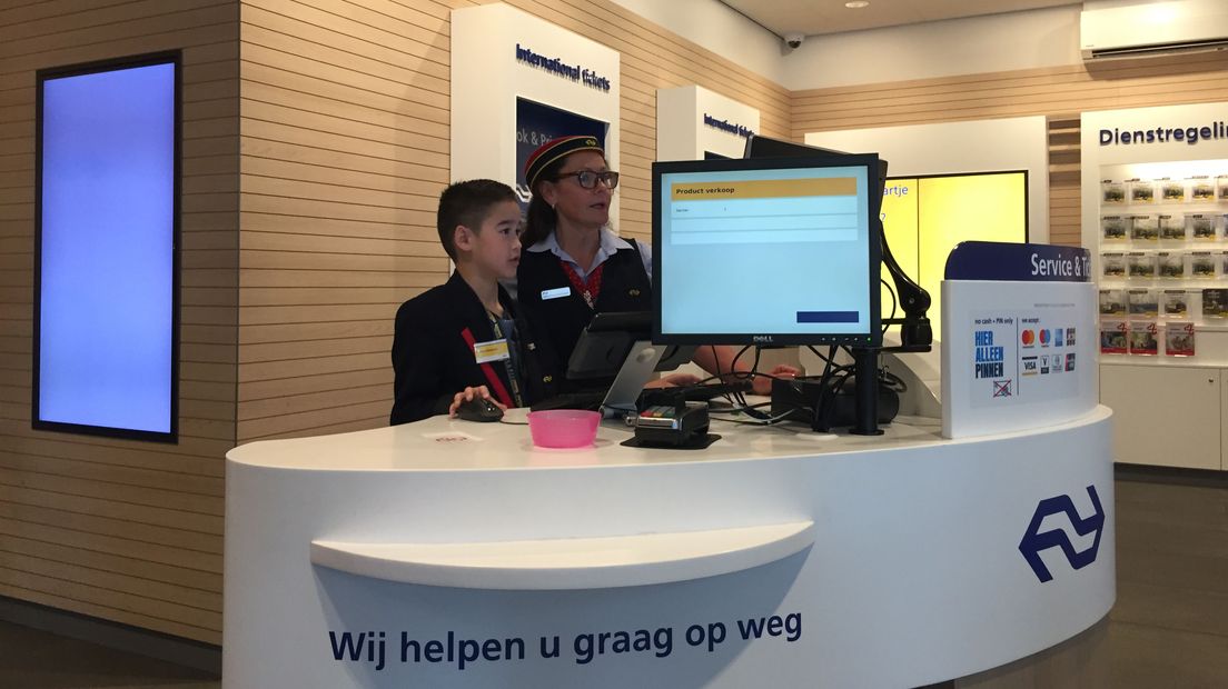 Thomas Bijdenkdijk (9) krijgt uitleg van servicemedewerker.