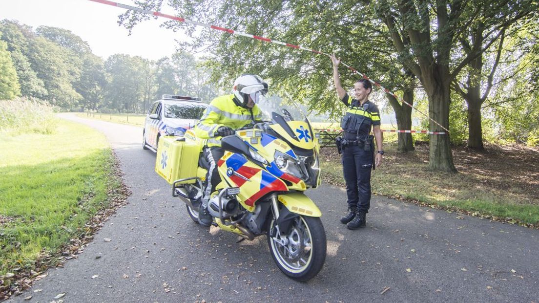 Agenten bij de villa kort na de overval.