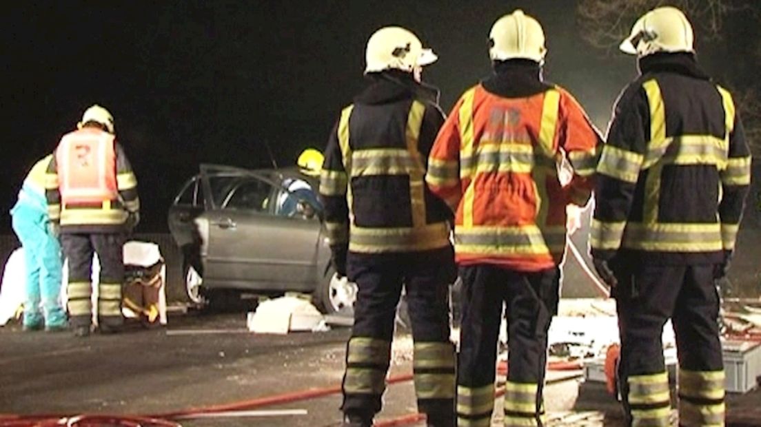 Auto botst frontaal op trekker