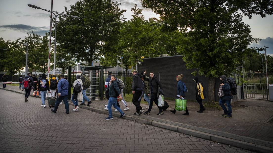 Asielzoekers komen aan bij de opvang in Ter Apel