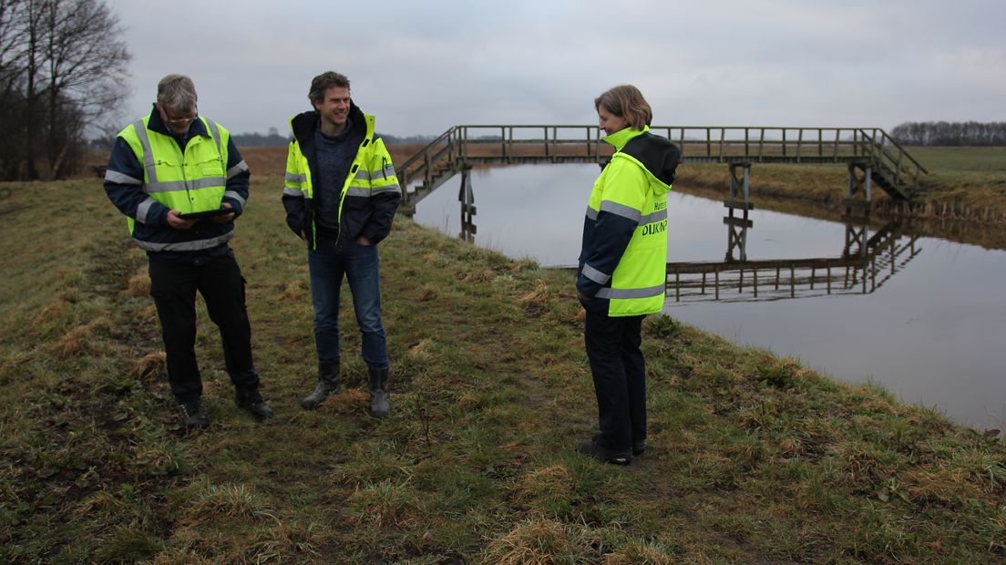 Medewerkers van waterschap Hunze en Aa's inspecteren een kade bij Spijkerboor (Rechten: RTV Drenthe/Robbert Oosting)
