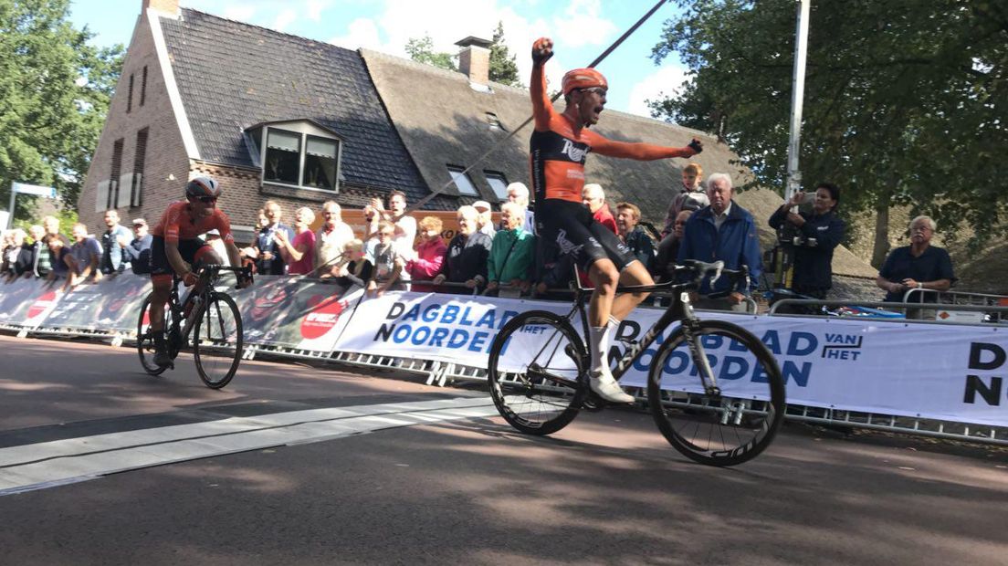 Jan Willem van Schip komt als eerste over de finish (Rechten: RTV Drenthe)