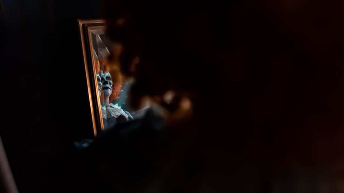 Een vrijwilliger schminkt zich als clown als onderdeel van de spooktocht in Zeerijp
