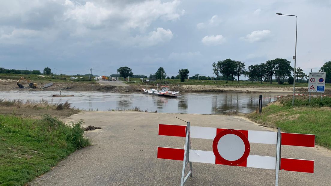 Veerstoep verwoest pont Berg a/d Maas blijft aan de ketting 1Limburg