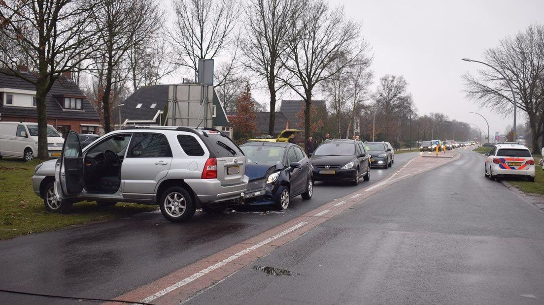 Twee automobilisten botsten op elkaar, waardoor de Groningerweg is afgesloten (Rechten: De Vries Media)
