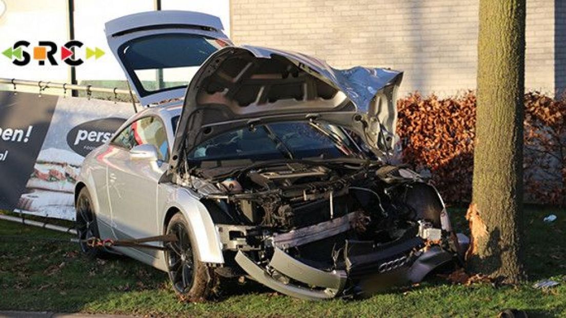 Bestuurder gewond na botsing met boom