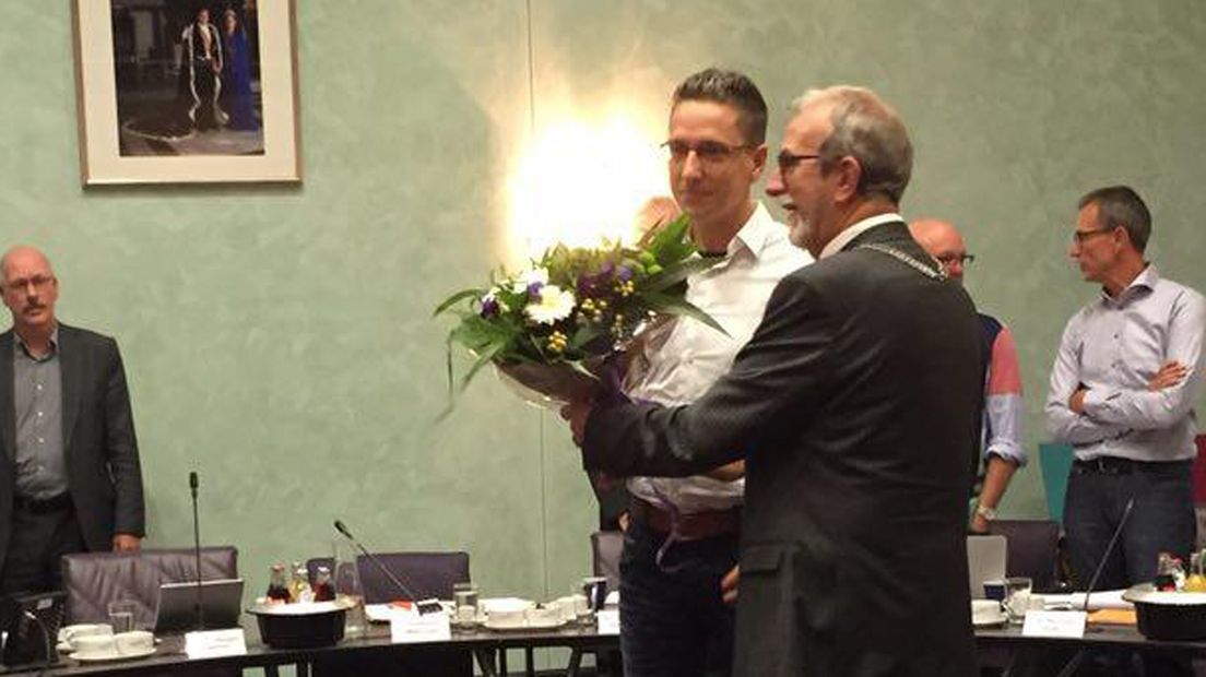 Ritzema wordt gefeliciteerd door burgemeester Rinus Michels