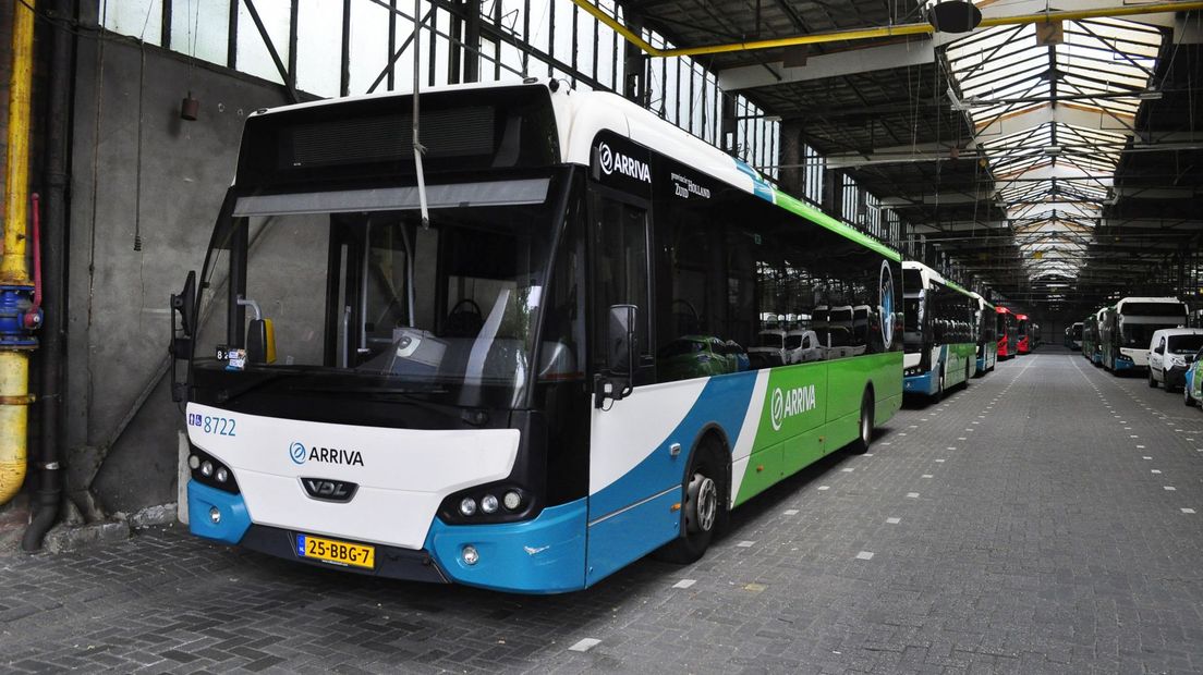 Een bus van Arriva in de busremise in Leiden