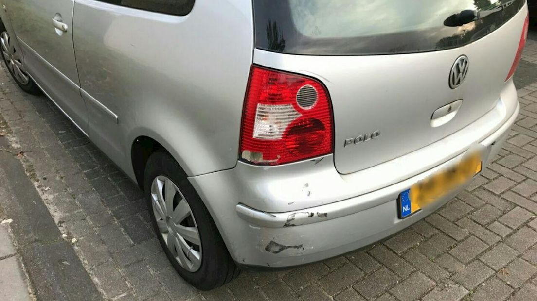 Scooter botst op auto in Enschede
