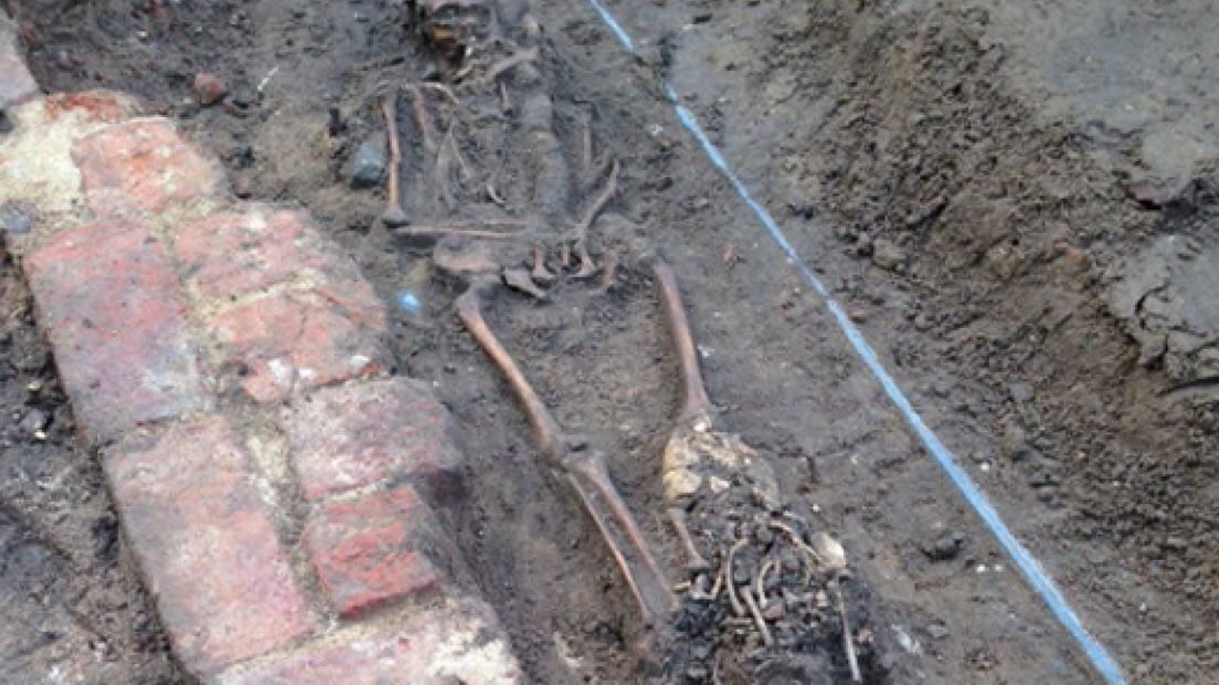 Bij graafwerkzaamheden bij de Gasthuiskerk in Doesburg zijn oude menselijke skeletten gevonden.