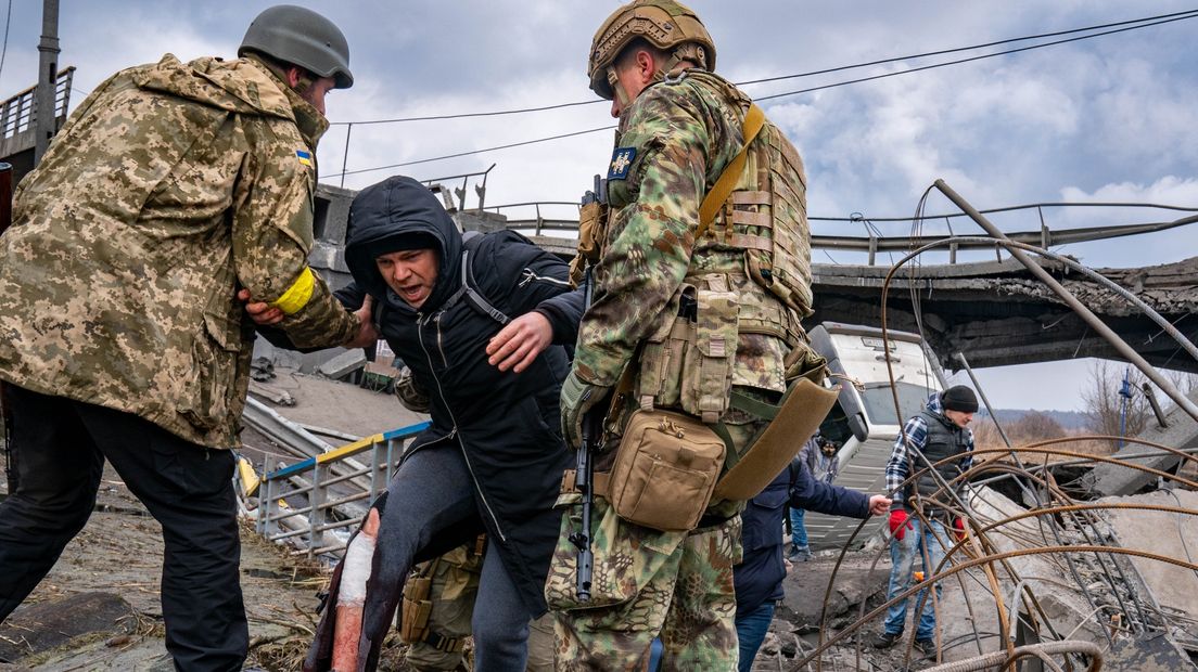 Militairen helpen bij de evacuatie van Oekraïners