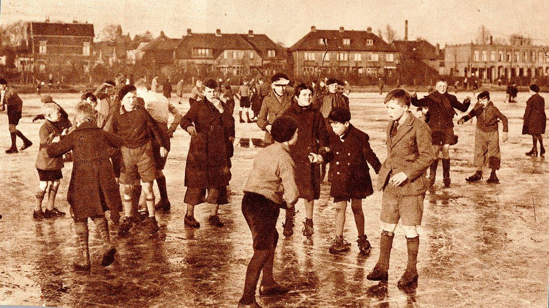 Schaatsende kinderen in Amersfoort in 1930.