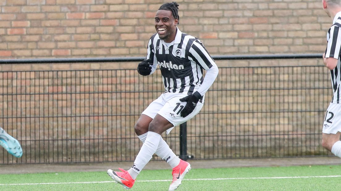 Kevin Schmidt viert één van zijn 17 treffers voor Achiles'29