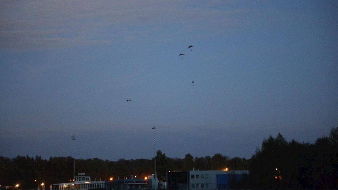 Parachutisten op vliegveld Twente