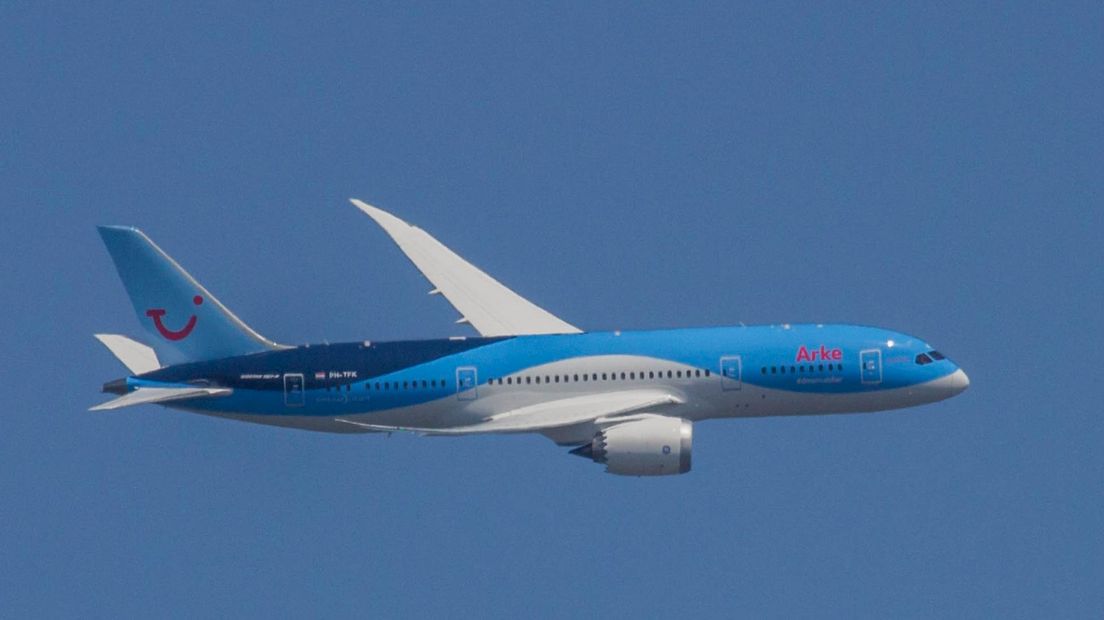 Dreamliner laag over Enschede
