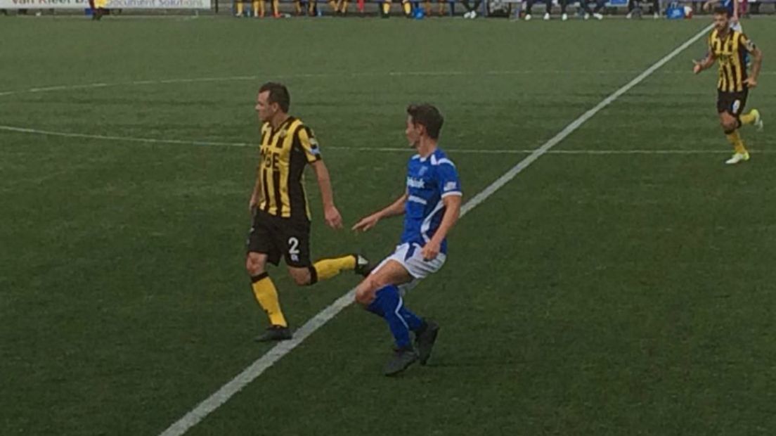 Mart de Jong, in het blauw, scoorde namens GVVV