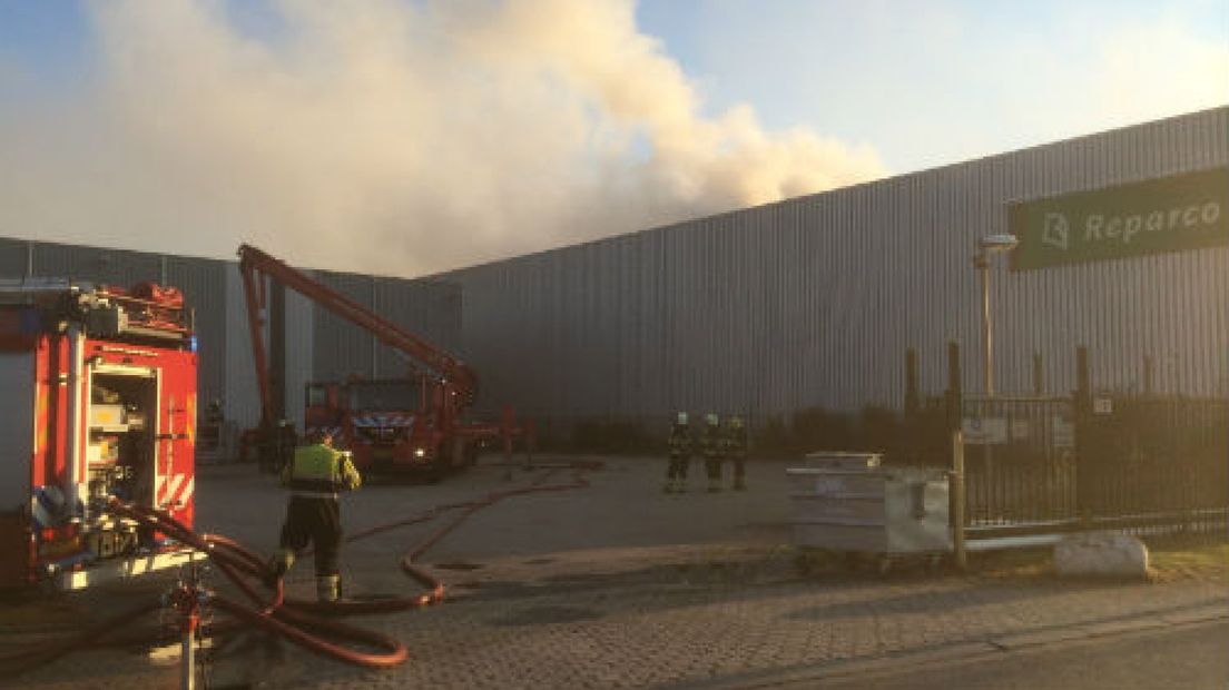 De brandweer verwacht nog tot en met zaterdag bezig te zijn met het blussen van de brand  papierverwerker Reparco in Nijmegen.