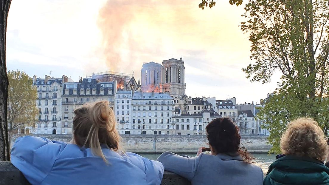 Parijzenaars keken ontzet toe hoe het vuur om zich heen greep in het icoon van hun stad.