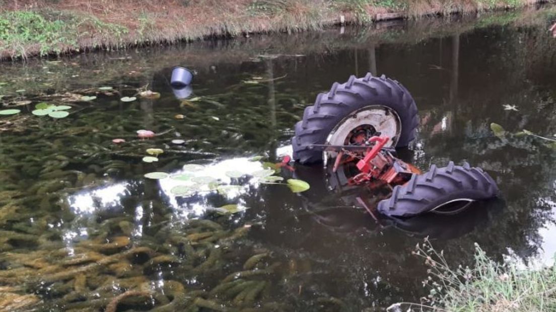 De trekker verdween bijna in z'n geheel onder water