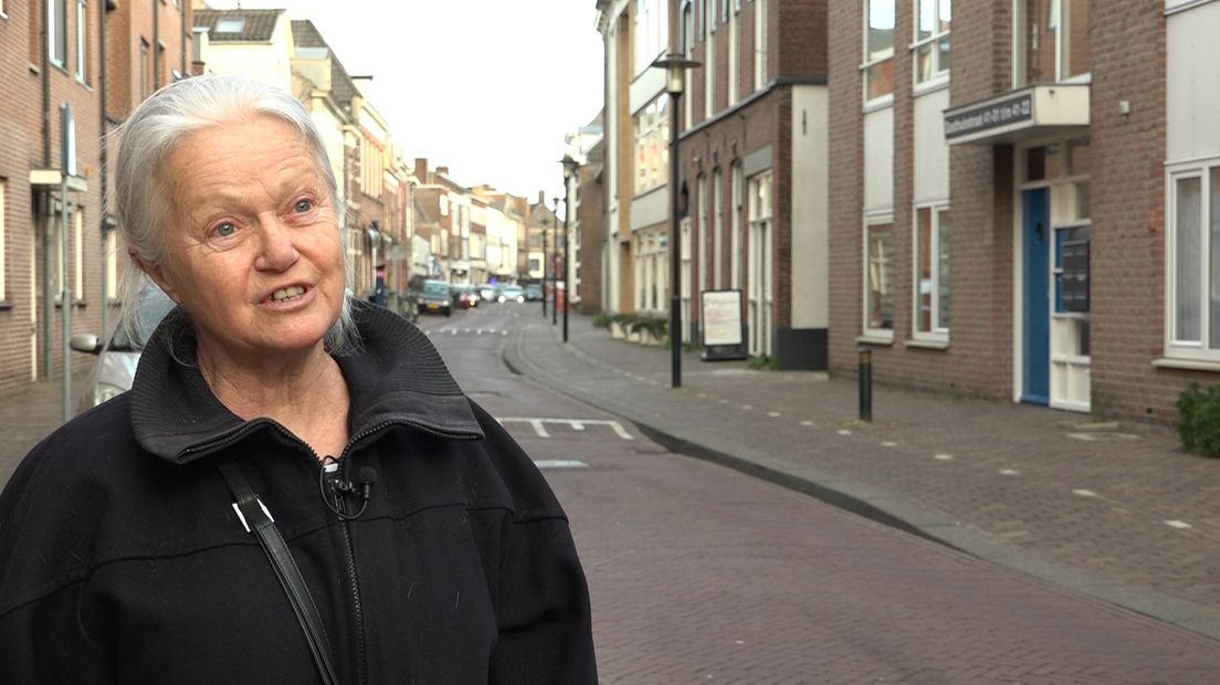 De Tielse Jannie Peters is helemaal klaar met de overlast bij haar voor de deur. De emoties liepen bij haar zo hoog op, dat ze beledigende opmerkingen maakte tegen een parkeerwacht. Dat leverde haar bij de rechter een voorwaardelijke boete op van 450 euro. Ze moet dat bedrag betalen als ze nog een keer de fout in gaat.