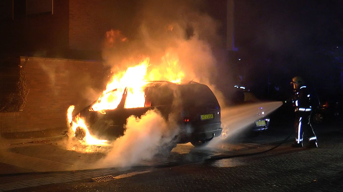 De autobrand in de Pieter Dubbeldamstraat van eerder deze week