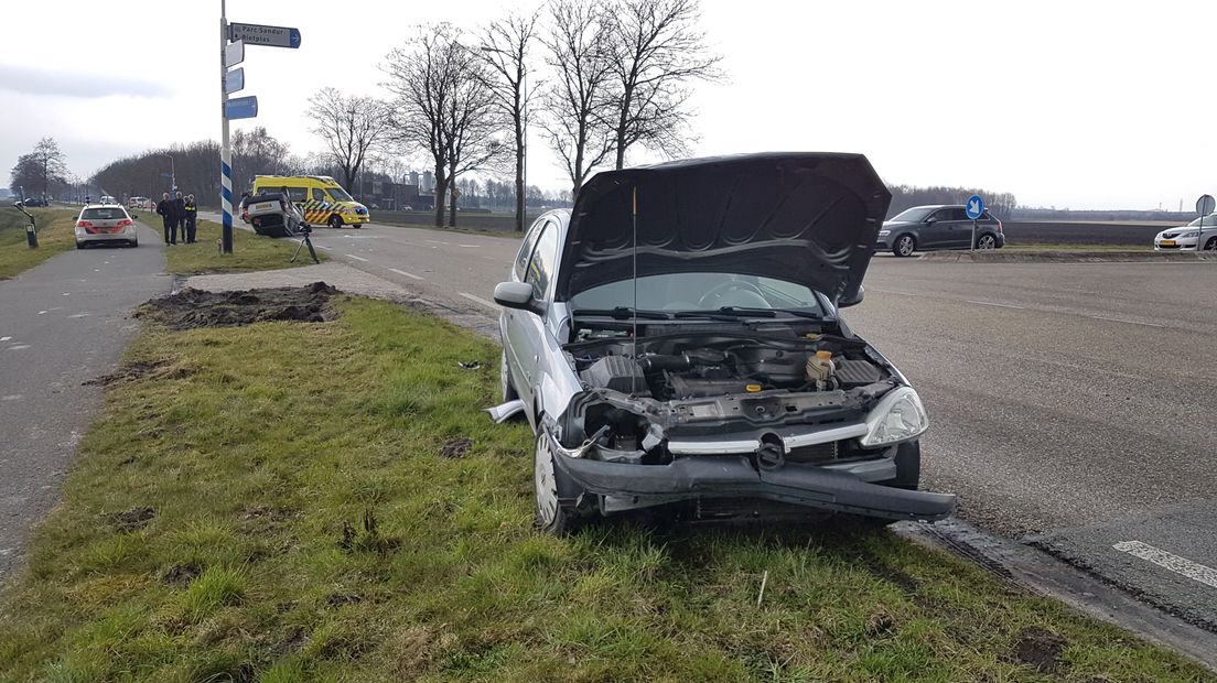 Door het ongeluk moest een automobilist naar het ziekenhuis (Rechten: Persbureau Meter)