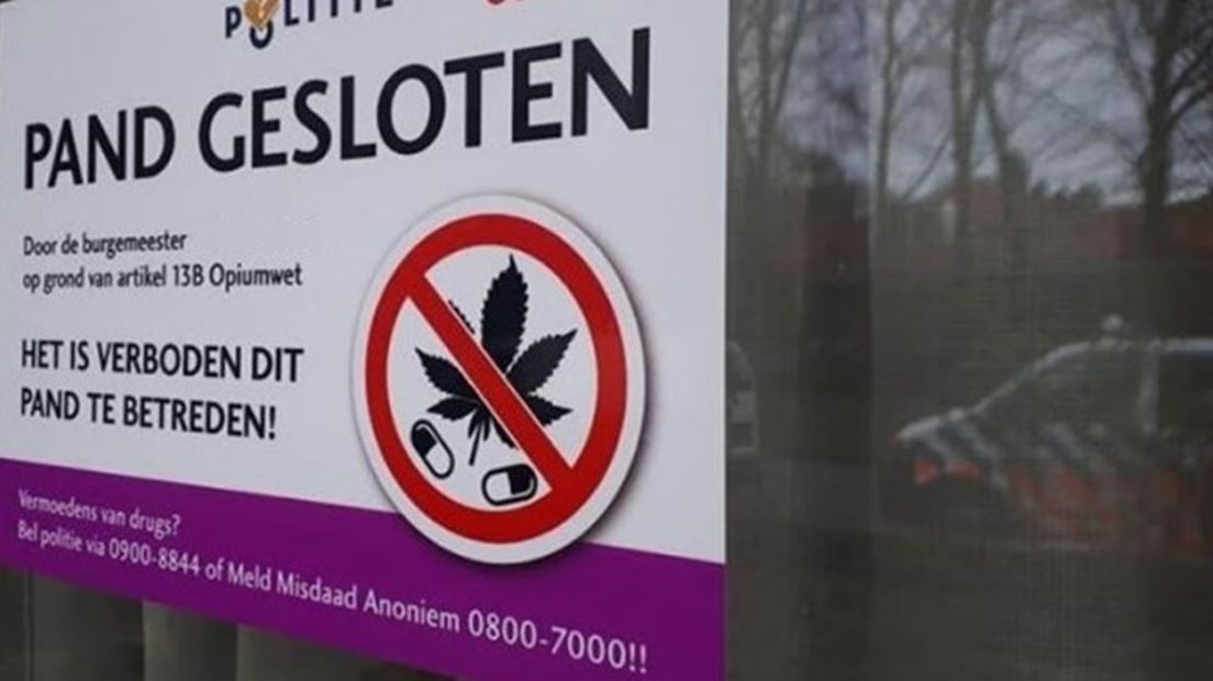 Burgemeester Marcouch sluit per direct een woning aan de Stadhoudersstraat in Arnhem. Vorige week werd bij een doorzoeking in het huis een grote hoeveelheid harddrugs aangetroffen.