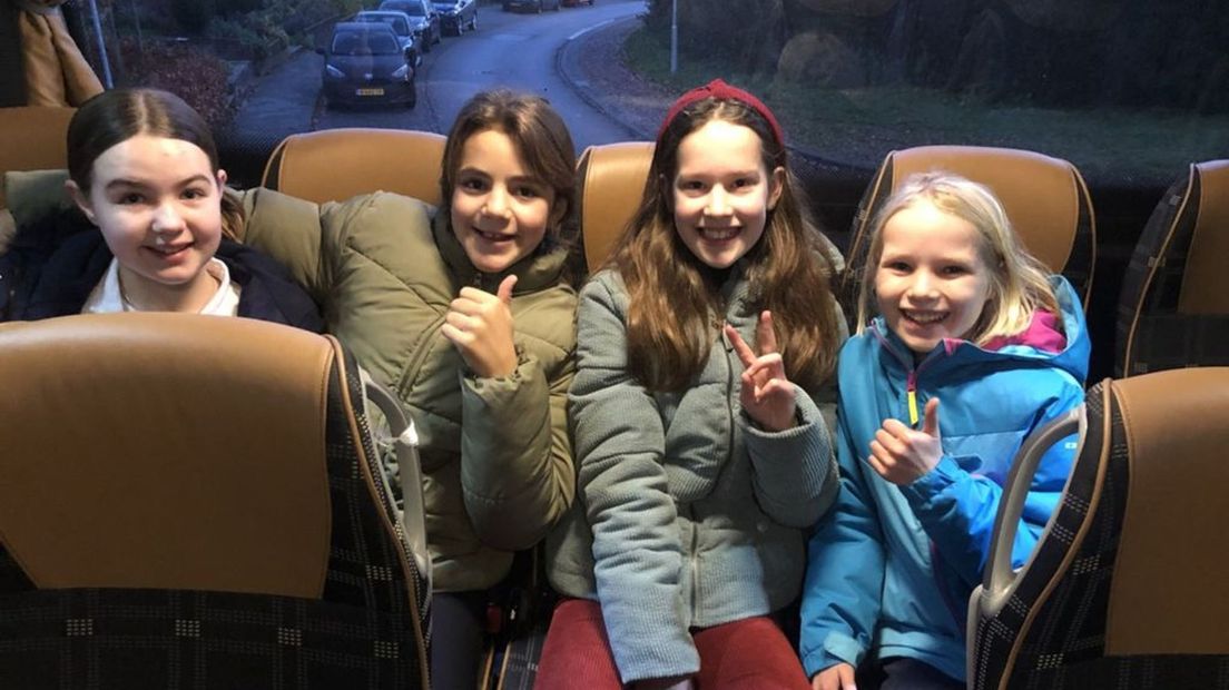 Madelief, Eva, Nola en Veerle op weg naar Den Haag.