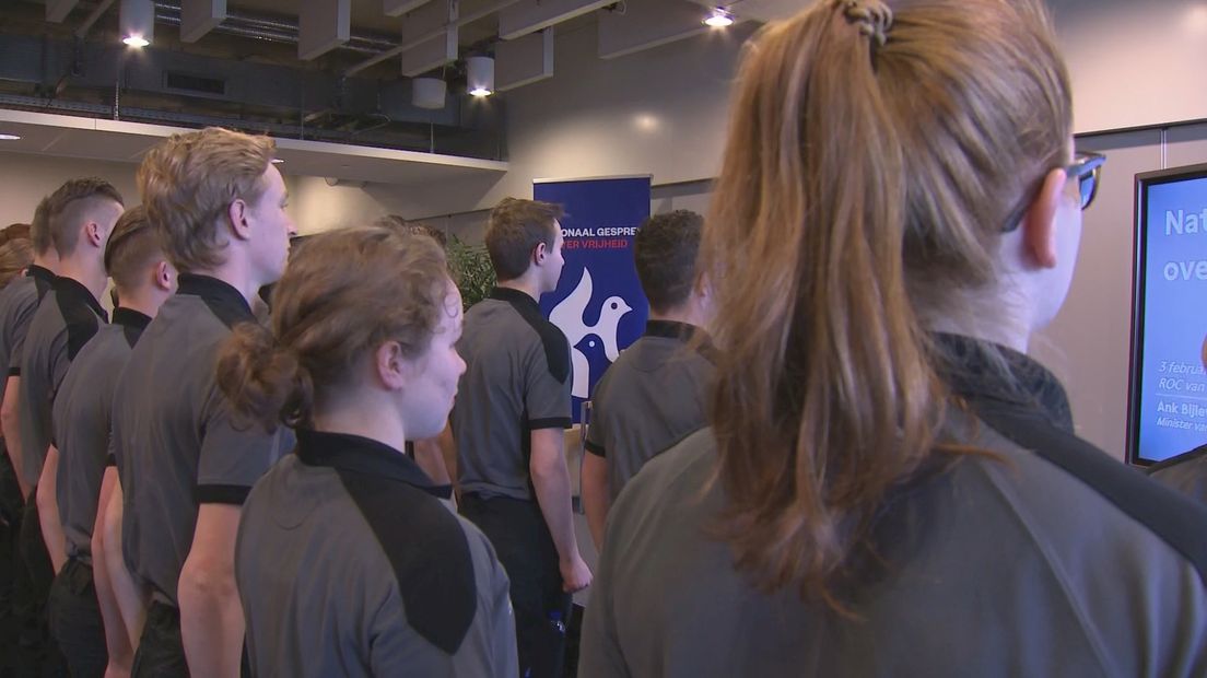 Minister Bijleveld in gesprek met studenten ROC van Twente over vrijheid: "Once in a lifetime"