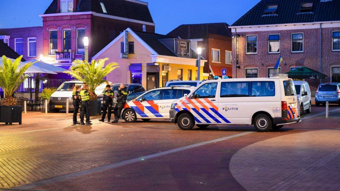 Politieauto's bij het café aan het Marktplein in Winschoten na de steekpartij eerder dit jaar