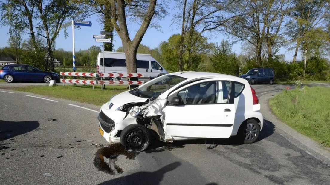 Twee auto's botsen bij Enschede