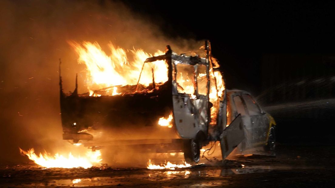 In Smilde stonden een auto en caravan in de brand