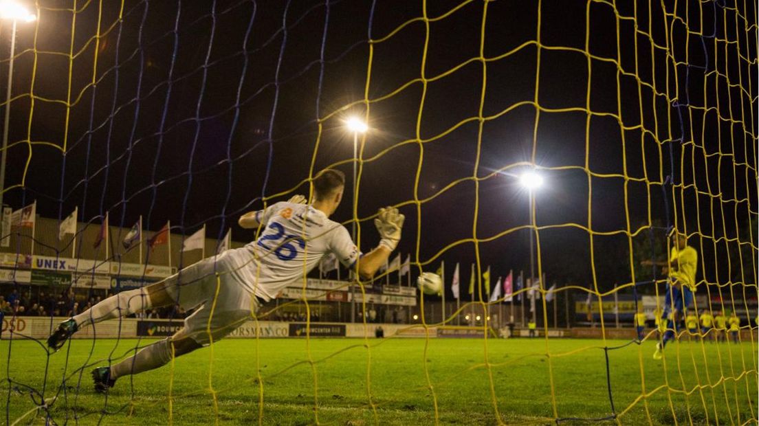 Strafschop tijdens FC Lisse - Hoek in KNVB Beker.