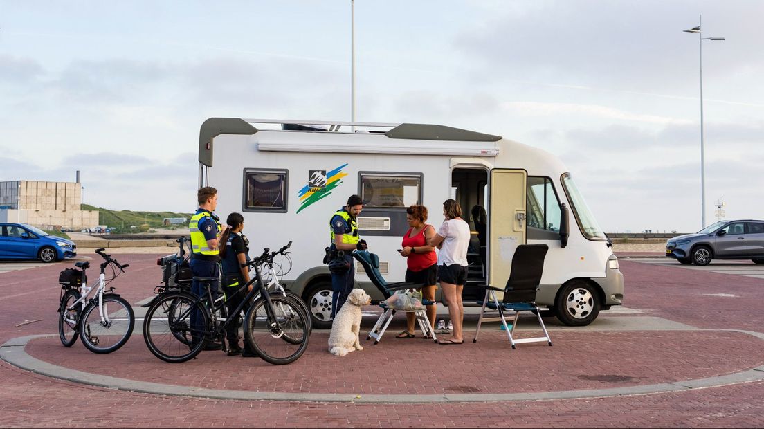 Campereigenaren worden op een parkeerplaats in Scheveningen geïnformeerd over de regels