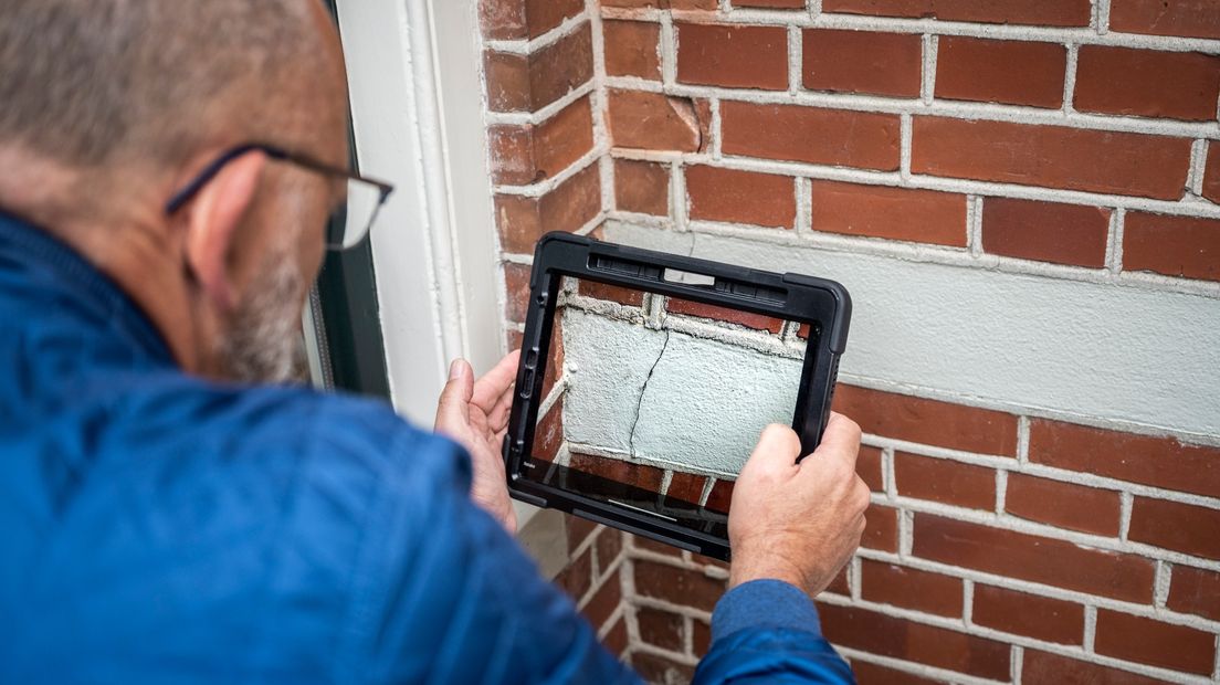 Een onafhankelijk expert inspecteert namens het IMG bevingsschade bij een woning