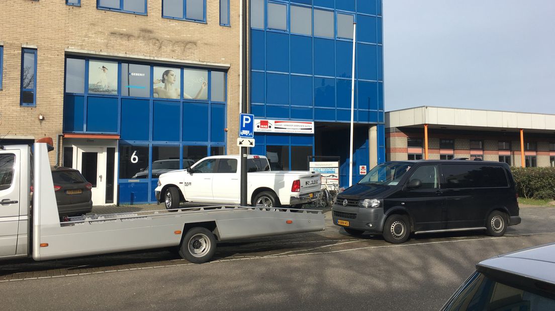 De politie heeft een inval gedaan in het pand van Ahwazi in Rijswijk.