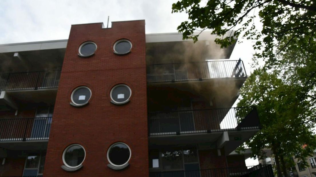 Persoon ademt rook in bij woningbrand Enschede
