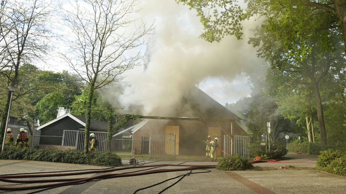 Woonboerderij met rieten kap in brand in Rijssen