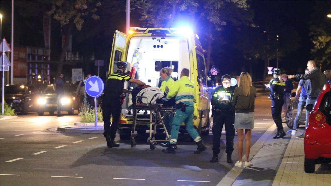 Het slachtoffer van de steekpartij in Zoetermeer wordt naar het ziekenhuis gebracht