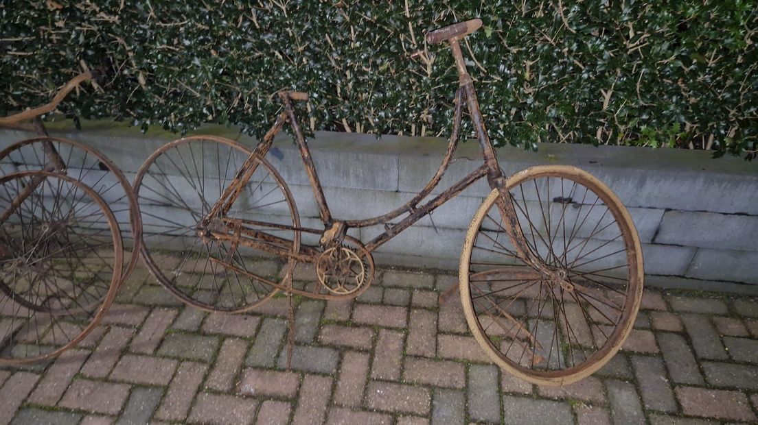 “Uncovering the Mystery: Investigating the Possible Ownership of Old Bicycles by the Van Zanten Couple during WWII”