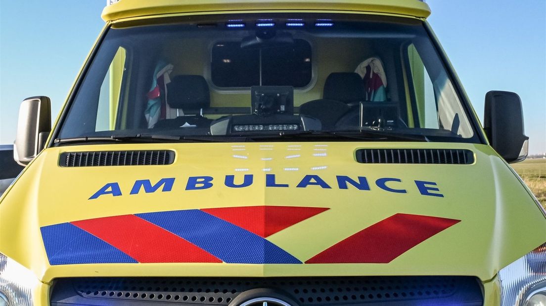 Eén van de wielrenners is naar het ziekenhuis gebracht